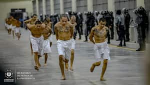 Presidente Nayib Bukele ejecuta el segundo traslado de 2,000 pandilleros al Centro de Confinamiento del Terrorismo