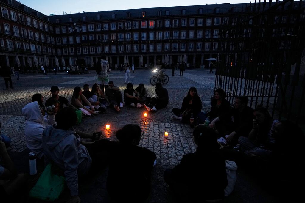 La gente se reúne en la Plaza Mayor, en el centro de Madrid, durante un importante apagón, el lunes 28 de abril de 2025. (Foto AP/Manu Fernandez