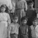Estudiantes de la Primera Nación Maliseet (Wulustukwiak) en los escalones del Woodstock Indian Day School, New Brunswick | William James Topley/Library and Archives Canada