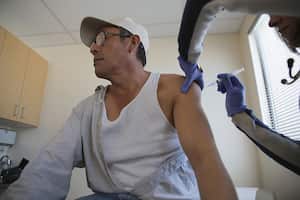 ¿Por qué muchos peruanos no quieren vacunarse contra el coronavirus?