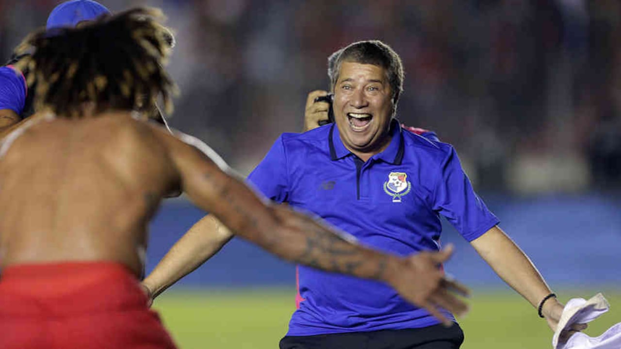 Hernán Darío 'Bolillo' Gómez celebra con Román Torres, excapitán de Millonarios.