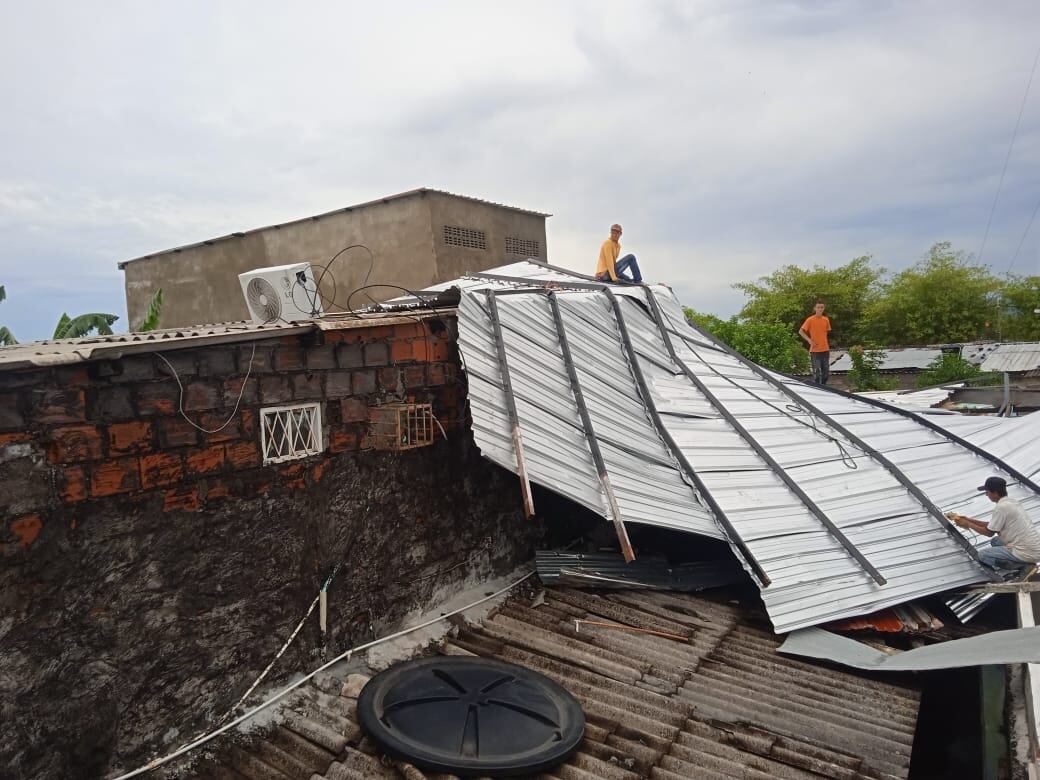 El fuerte viento levantó el techo de las viviendas.