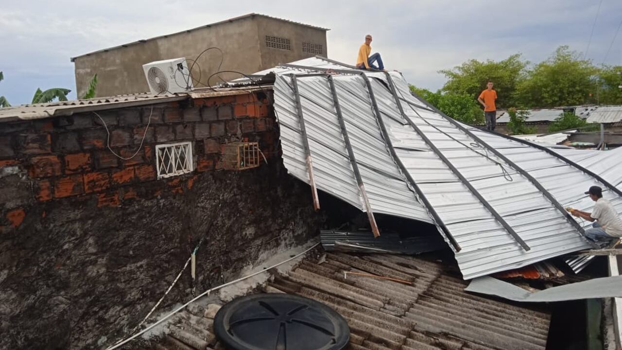 El fuerte viento levantó el techo de las viviendas.