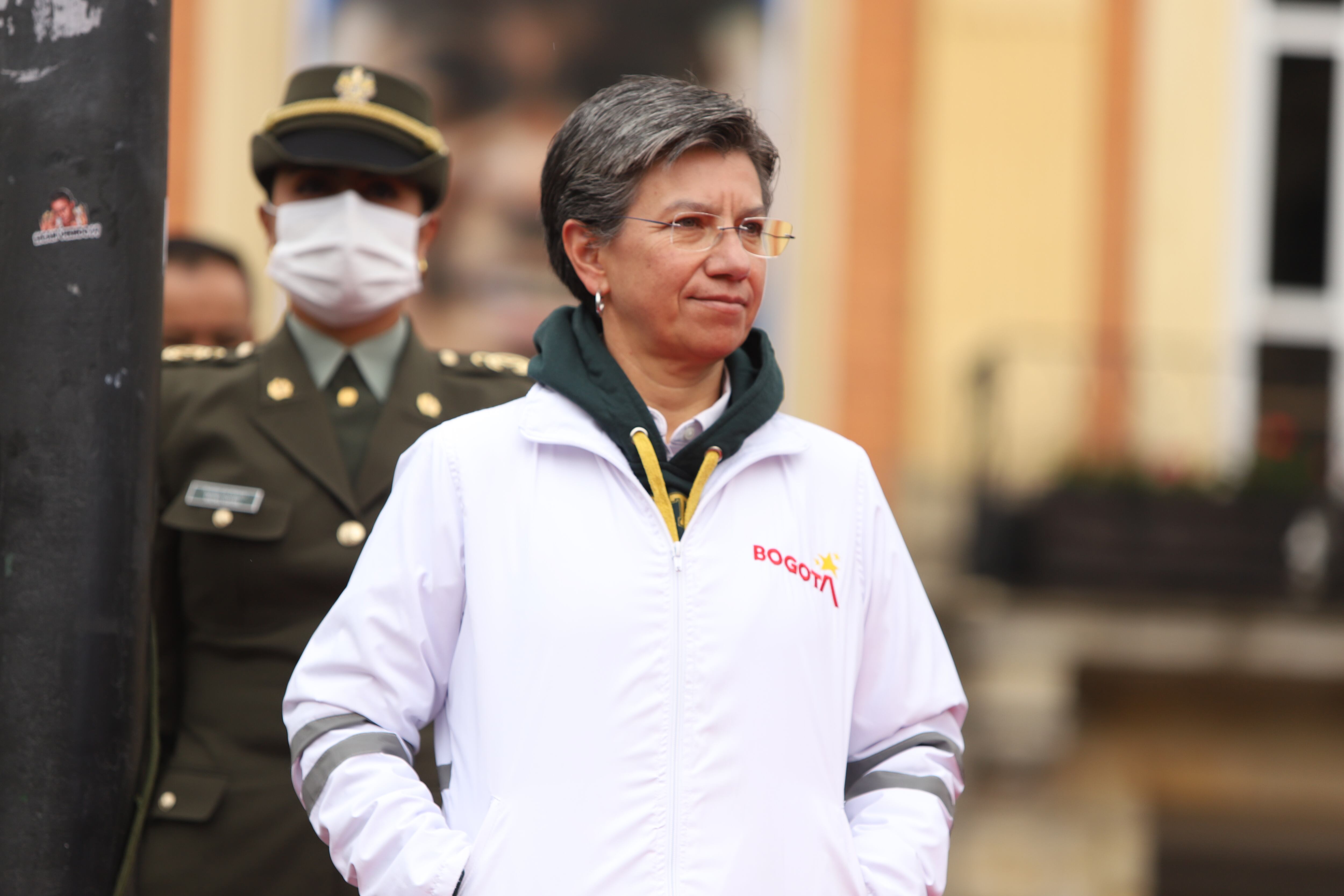 Alcaldesa Claudia López y Registrador Alexander Vega hacen la apertura de votaciones en la plaza de bólivar