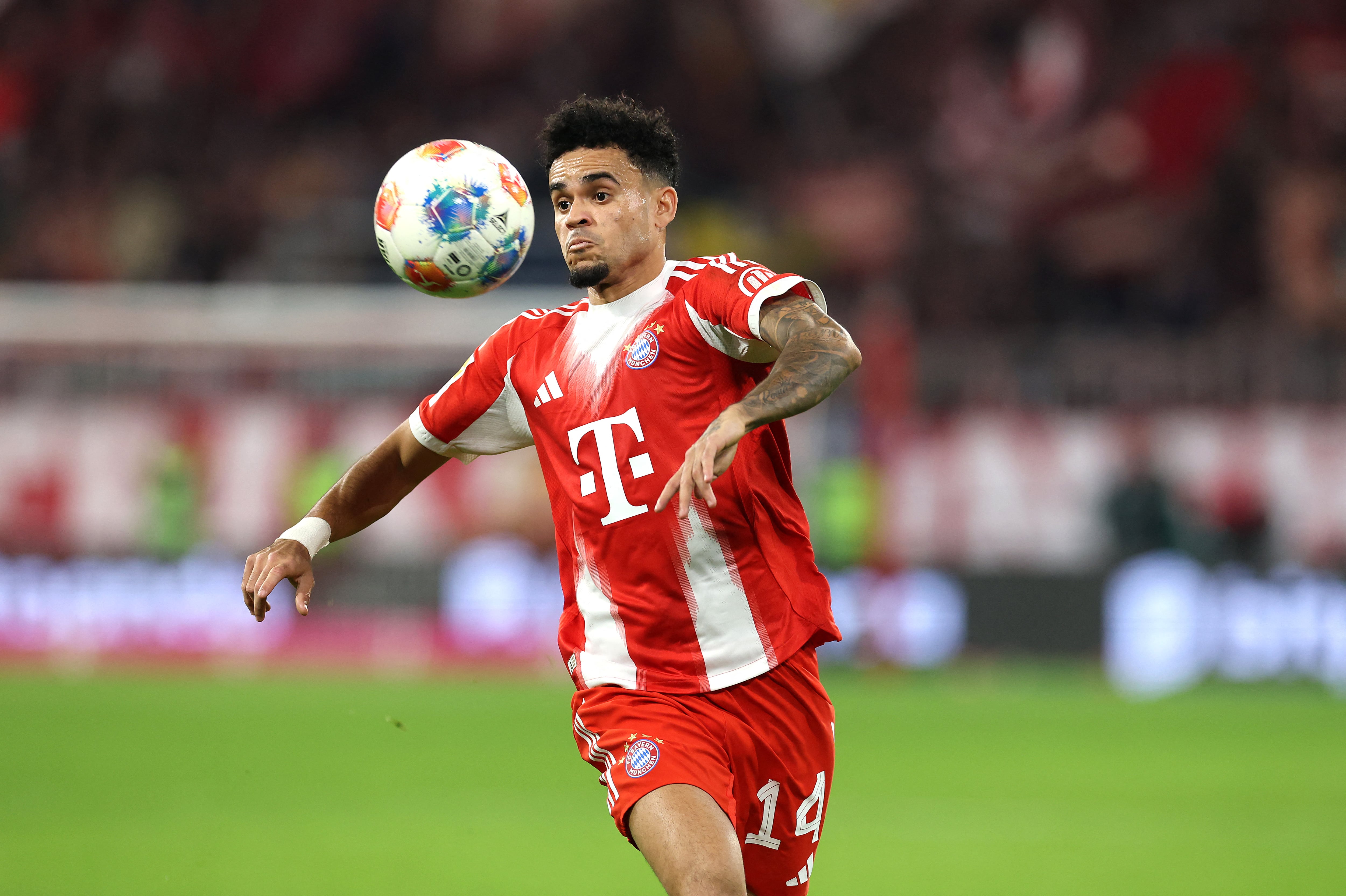 MUNICH, GERMANY - NOVEMBER 01: Luis Diaz of FC Bayern M�nchen runs with the ball during the Bundesliga match between FC Bayern M�nchen and Bayer 04 Leverkusen at Allianz Arena on November 01, 2025 in Munich, Germany. (Photo by Alexander Hassenstein/Getty Images) (Photo by ALEXANDER HASSENSTEIN / GETTY IMAGES EUROPE / Getty Images via AFP)