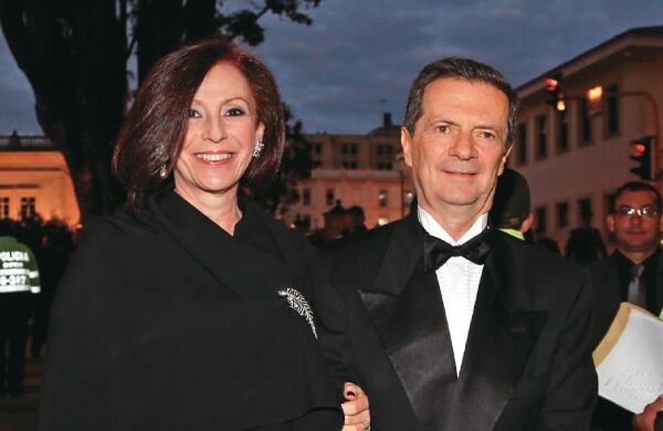 El exministro Fernando Londoño es gran amigo de Ordóñez. Su hija, Tatiana, es procuradora auxiliar. En la foto con su esposa  Margarita Camargo.