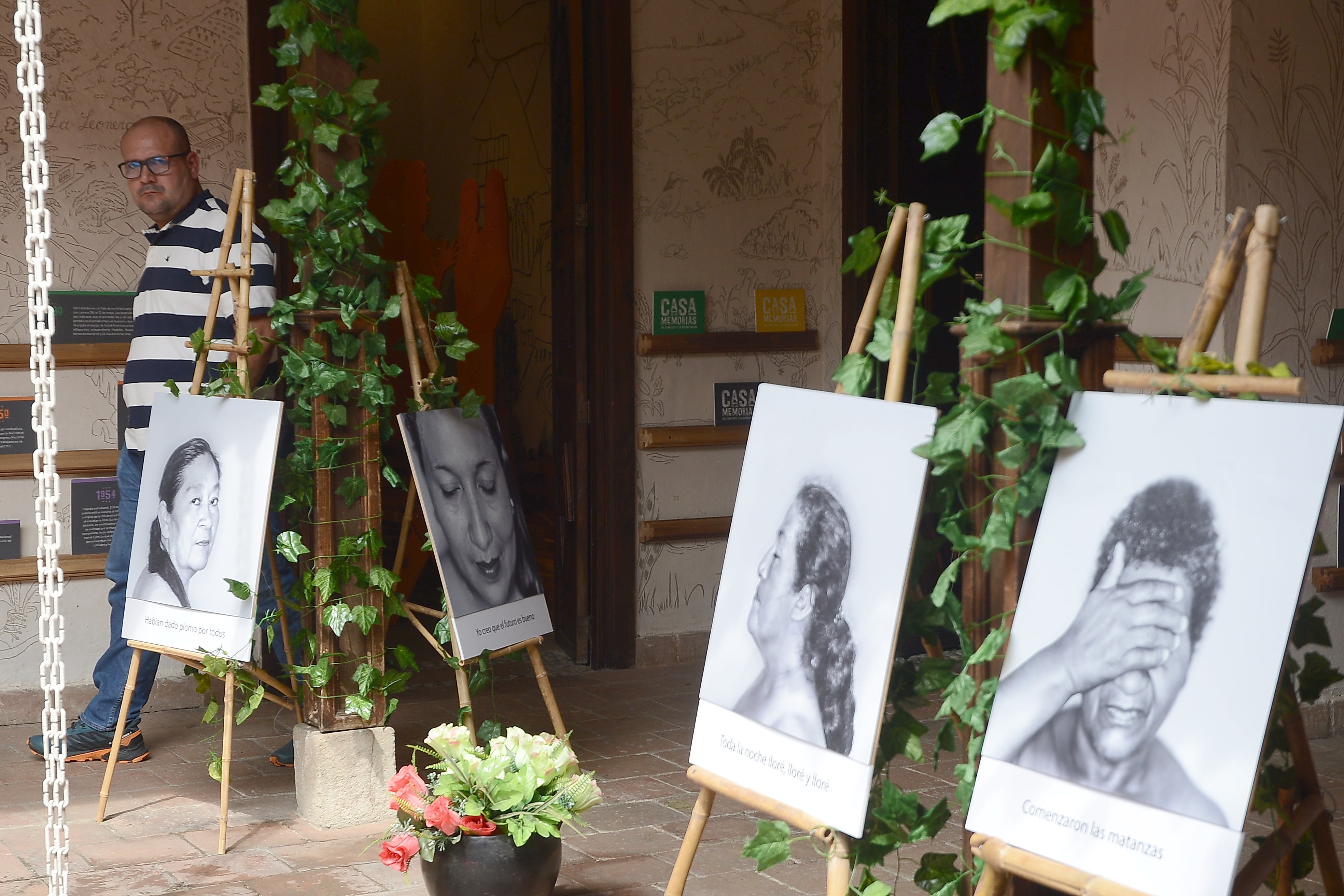Cali: Inauguración de la Exposición Fotográfica "Putumayo, lugar de Reconciliación  Esperanza", muestra fotográfica sobre la masacre del Tigre en enero del 1999. Evento que cuenta con el apoyo de la Unión Europea y se lleva a cabo en la Casa de la Memoria Histórica en Cali. foto José L Guzmán. El País. Agosto 22-23