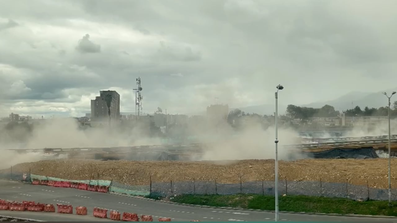 Momento en que implosionó el puente de la carrera 13 con avenida de las Américas.