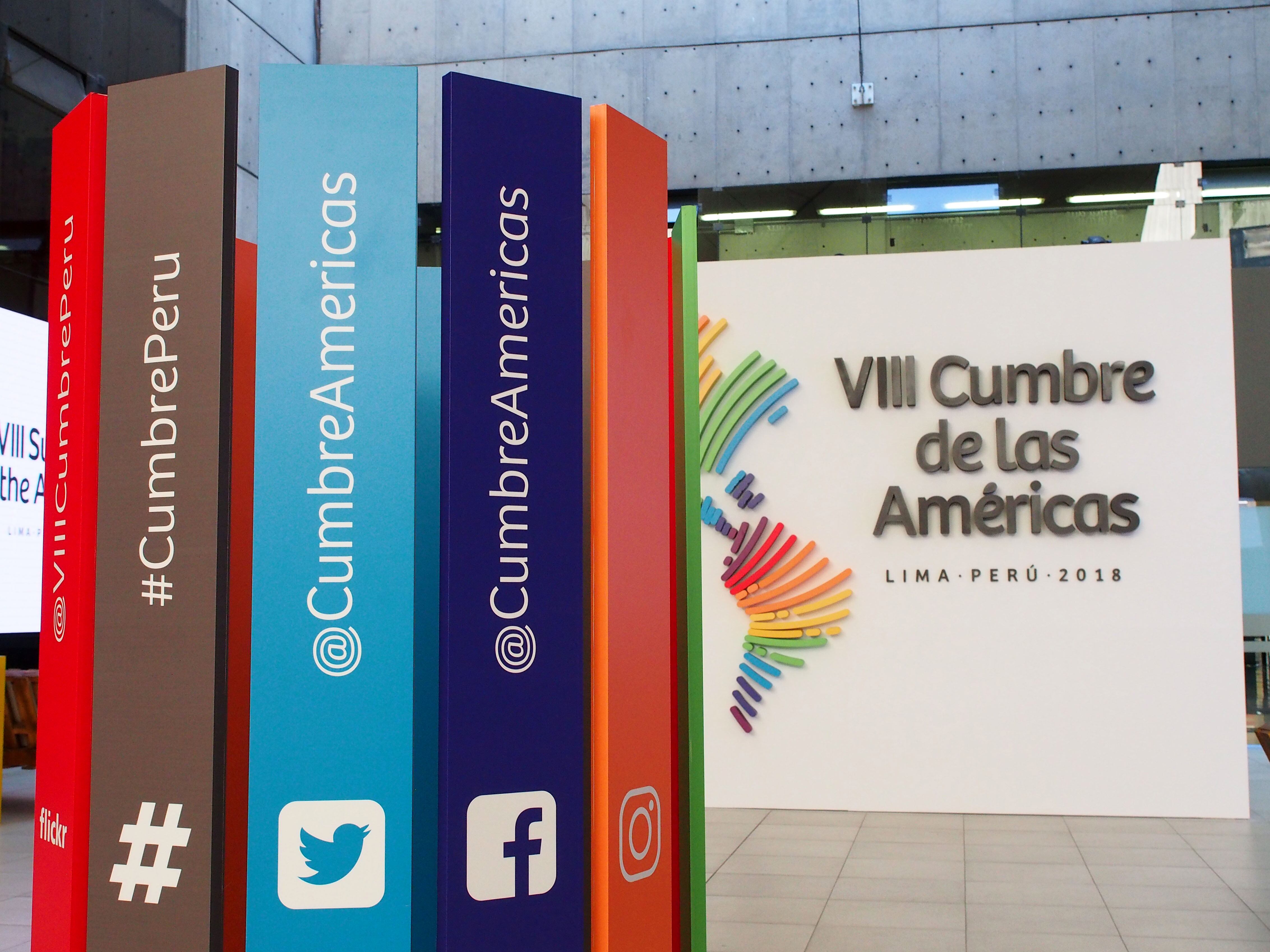 Logo de la Cumbre de las Américas durante su realización en Perú.