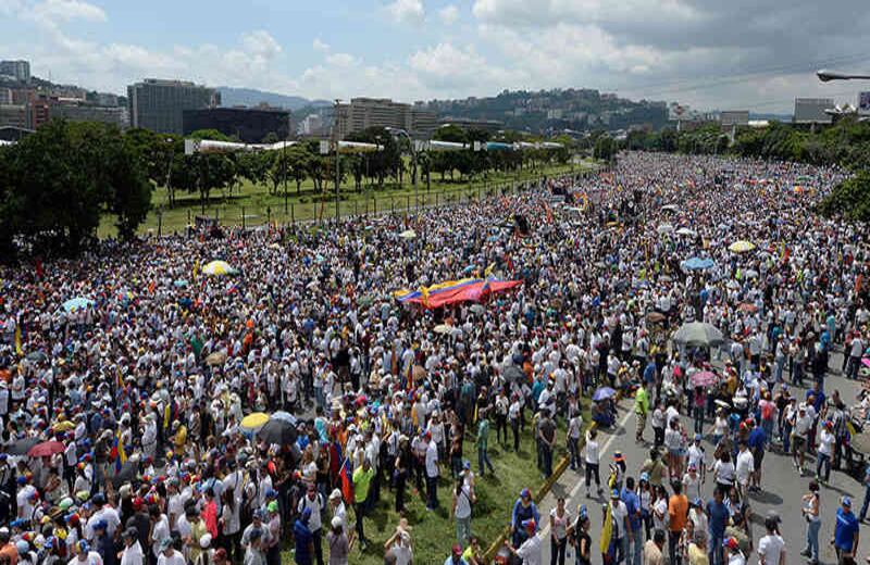Los venezolanos afectados por la crisis económica, la falta de seguridad y la escasez salieron a demostrar su descontento.