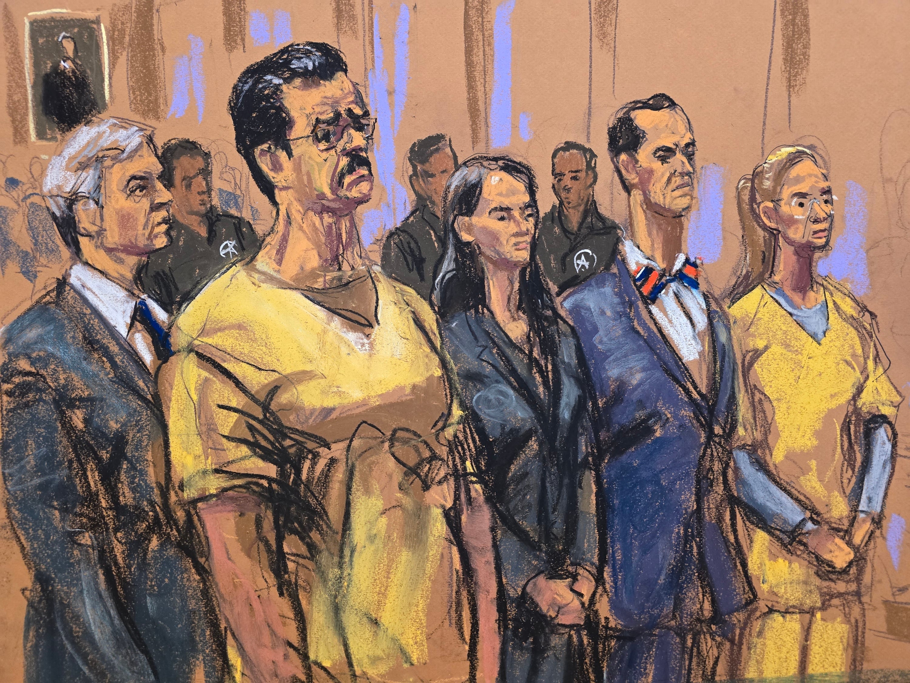 En este dibujo de la sala del tribunal, el abogado Barry Pollack, el expresidente venezolano Nicolás Maduro, los abogados Anna Estevao y Mark Donnelly, y la esposa de Maduro, Cilia Flores, permanecen de pie durante una audiencia preliminar en Nueva York.