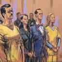 En este dibujo de la sala del tribunal, el abogado Barry Pollack, el expresidente venezolano Nicolás Maduro, los abogados Anna Estevao y Mark Donnelly, y la esposa de Maduro, Cilia Flores, permanecen de pie durante una audiencia preliminar en Nueva York.