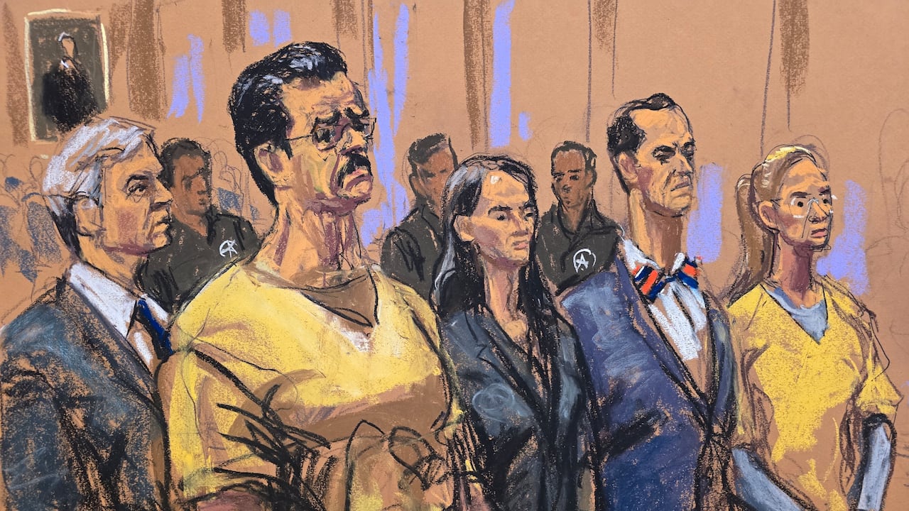 En este dibujo de la sala del tribunal, el abogado Barry Pollack, el expresidente venezolano Nicolás Maduro, los abogados Anna Estevao y Mark Donnelly, y la esposa de Maduro, Cilia Flores, permanecen de pie durante una audiencia preliminar en Nueva York.
