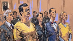En este dibujo de la sala del tribunal, el abogado Barry Pollack, el expresidente venezolano Nicolás Maduro, los abogados Anna Estevao y Mark Donnelly, y la esposa de Maduro, Cilia Flores, permanecen de pie durante una audiencia preliminar en Nueva York.