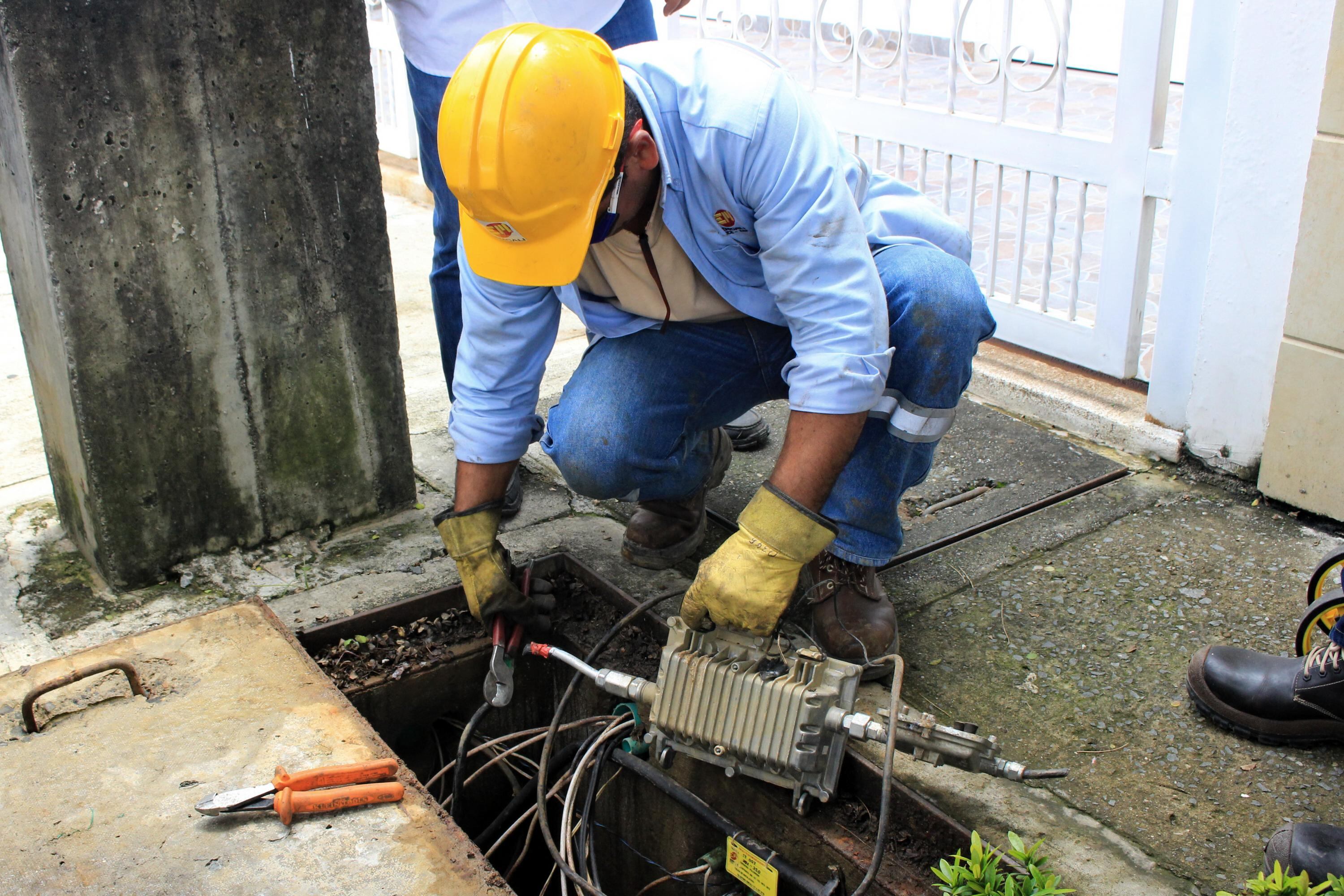 El grupo de telecomunicaciones de Emcali realizó el desmonte de las redes  de cableado con especialistas en esta área, llevándose  los equipos a sus bodegas.