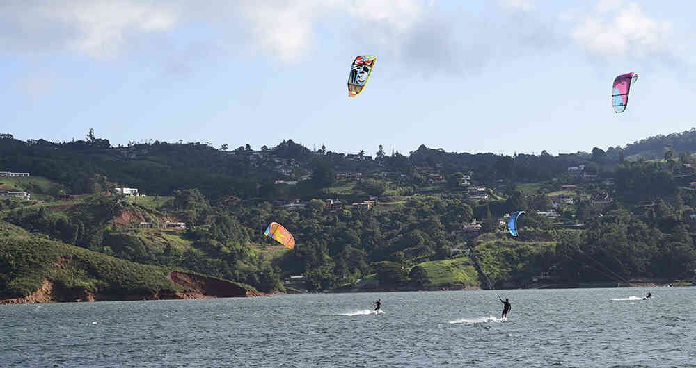 El lago Calima es uno de los embalses más grandes de América. Tiene los tres mejores vientos del mundo para la práctica de deportes como kitesurf y windsurf.