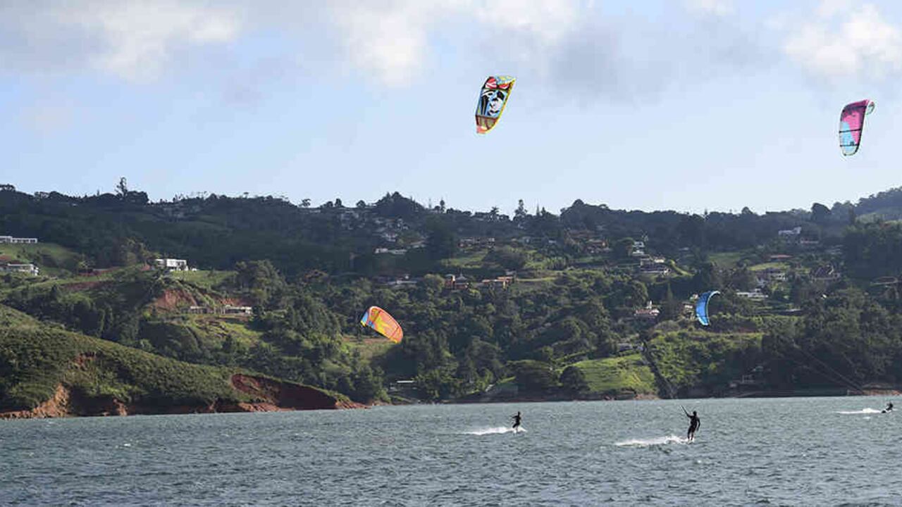 El lago Calima es uno de los embalses más grandes de América. Tiene los tres mejores vientos del mundo para la práctica de deportes como kitesurf y windsurf.