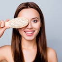 Un cabello sano es la suma de diversos factores que contribuyen al crecimiento y cuidado del mismo.