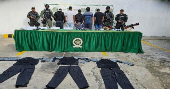 Entre el material encontrado por los investigadores se encuentra un fusil Ak-47 y otro traumático, entre otros elementos