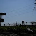 Una torre de vigilancia permanece vacía dentro de la Penitenciaría Litoral después de luchas mortales dentro de la cárcel en Guayaquil, Ecuador, el jueves 22 de julio de 2021. Pandillas rivales de presos lucharon en dos cárceles en Ecuador, matando al menos a 18 personas e hiriendo a decenas, dijeron las autoridades el jueves. (AP Foto/Dolores Ochoa)