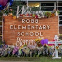 Según los informes, 19 estudiantes y 2 adultos fueron asesinados, y el hombre armado disparó fatalmente por la policía.