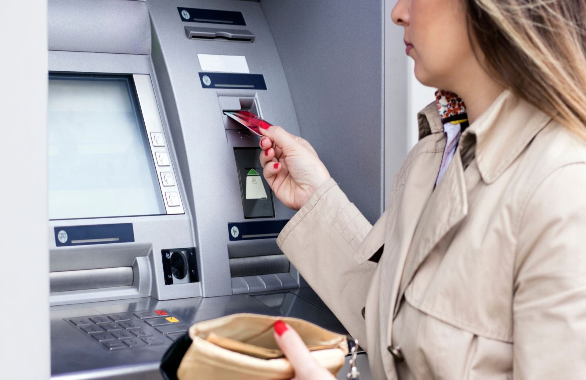 Los delincuentes desarrollan técnicas para engañar a los usuarios mientras retiran dinero.