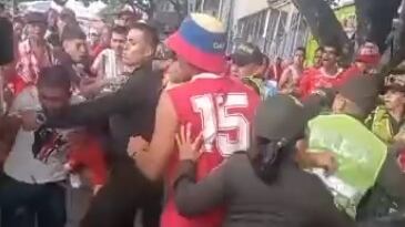 Disturbios a las afueras del Estadio Olímpico Pascual Guerrero.