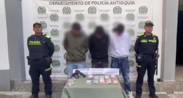 Los delincuentes fueron capturados tras intentar huir con el dinero