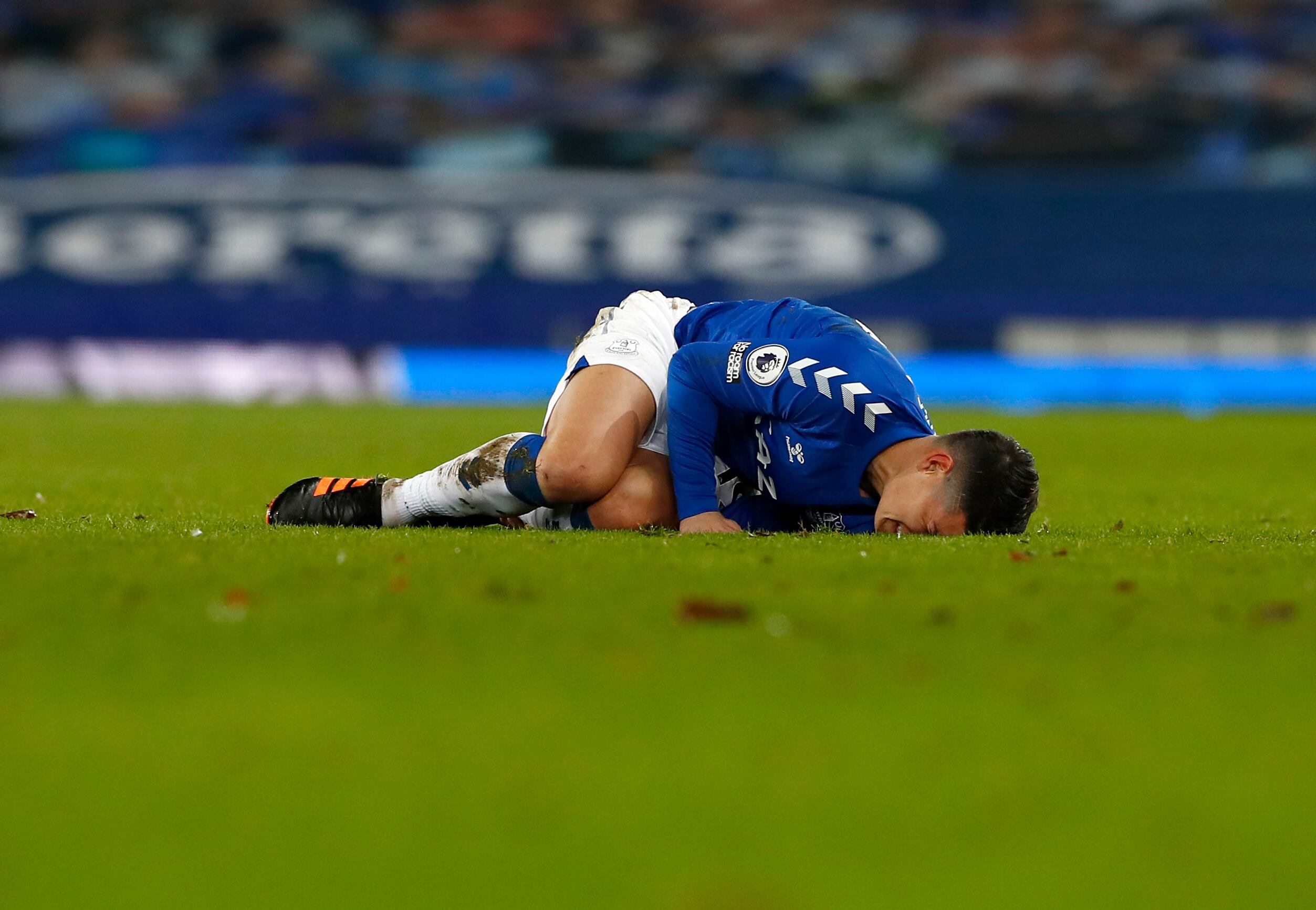 El duro golpe que recibió James que lo obligó a abandonar partido del Everton