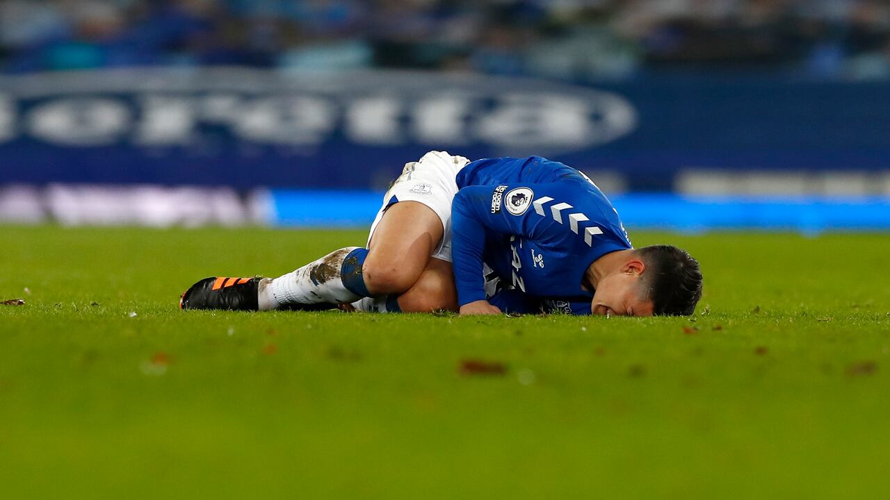 El duro golpe que recibió James que lo obligó a abandonar partido del Everton