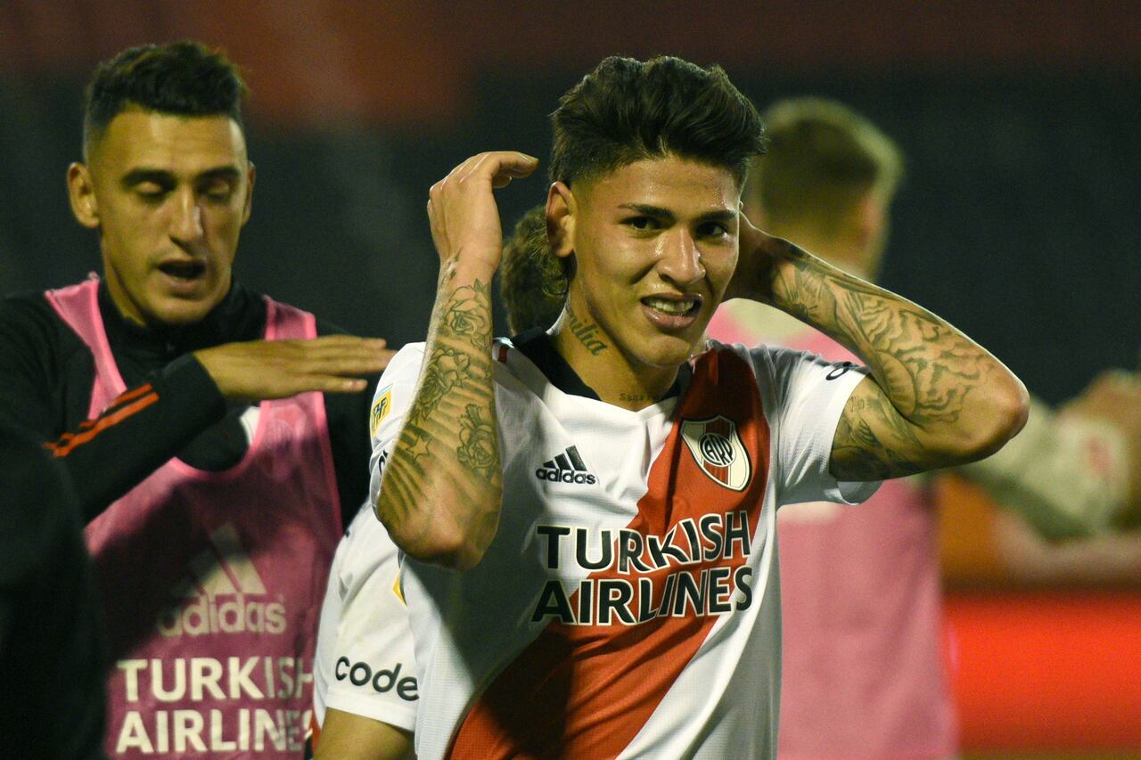 Jorge Carrascal celebra luego de marcarle a Newells por el campeonato argentino