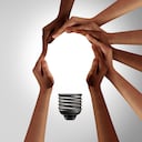Pensar en equipo como un grupo diverso de personas que se unen uniéndose en forma de una bombilla inspiradora como metáfora de apoyo comunitario con elementos 3D.