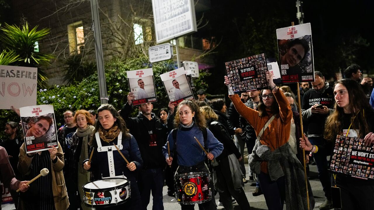 Familiares y partidarios de los rehenes israelíes retenidos en la Franja de Gaza por el grupo militante Hamas asisten a una protesta pidiendo su liberación frente a la residencia del primer ministro israelí, Benjamin Netanyahu, en Jerusalén, el domingo 21 de enero de 2024.