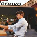 Ashton Kutcher, actor y diseñador de tabletas Lenovo.