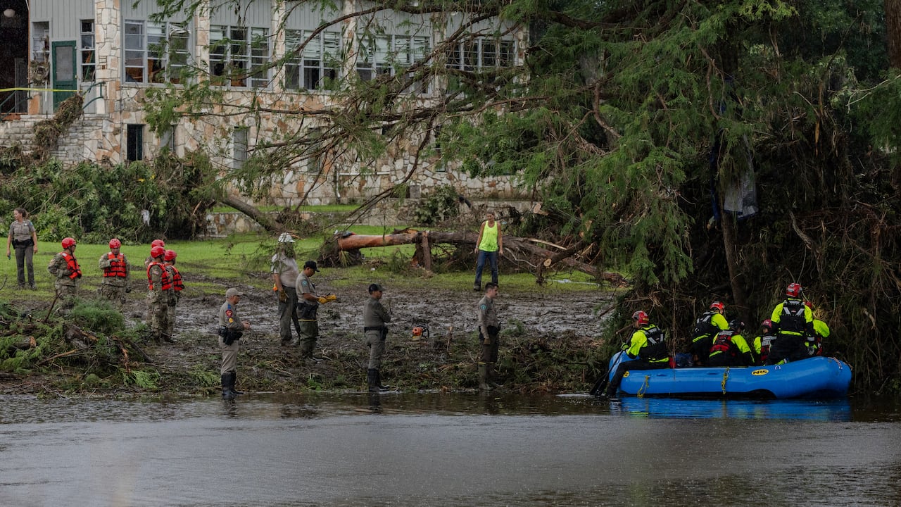 Los equipos de búsqueda y rescate excavan entre los escombros en busca de sobrevivientes o restos de personas arrastradas por la inundación repentina en Camp Mystic.