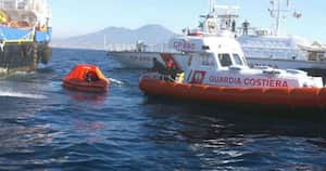 El viernes al mediodía los migrantes estaban a varias horas de tierra.