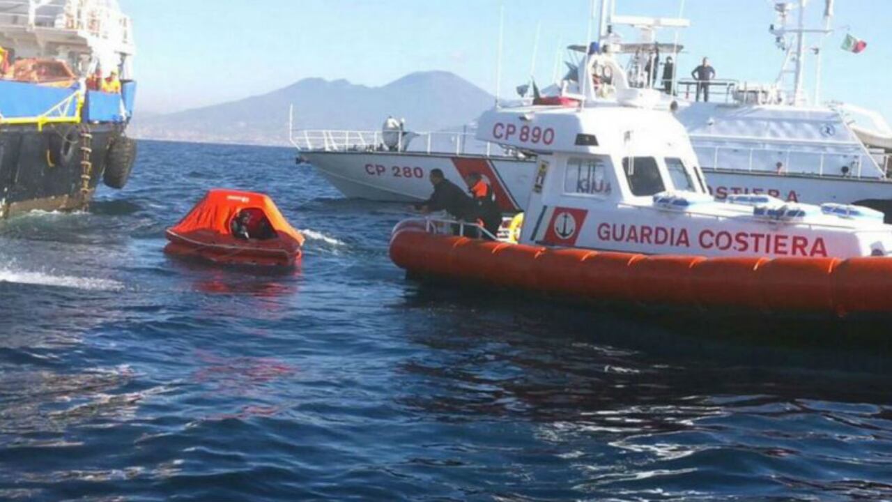 El viernes al mediodía los migrantes estaban a varias horas de tierra.