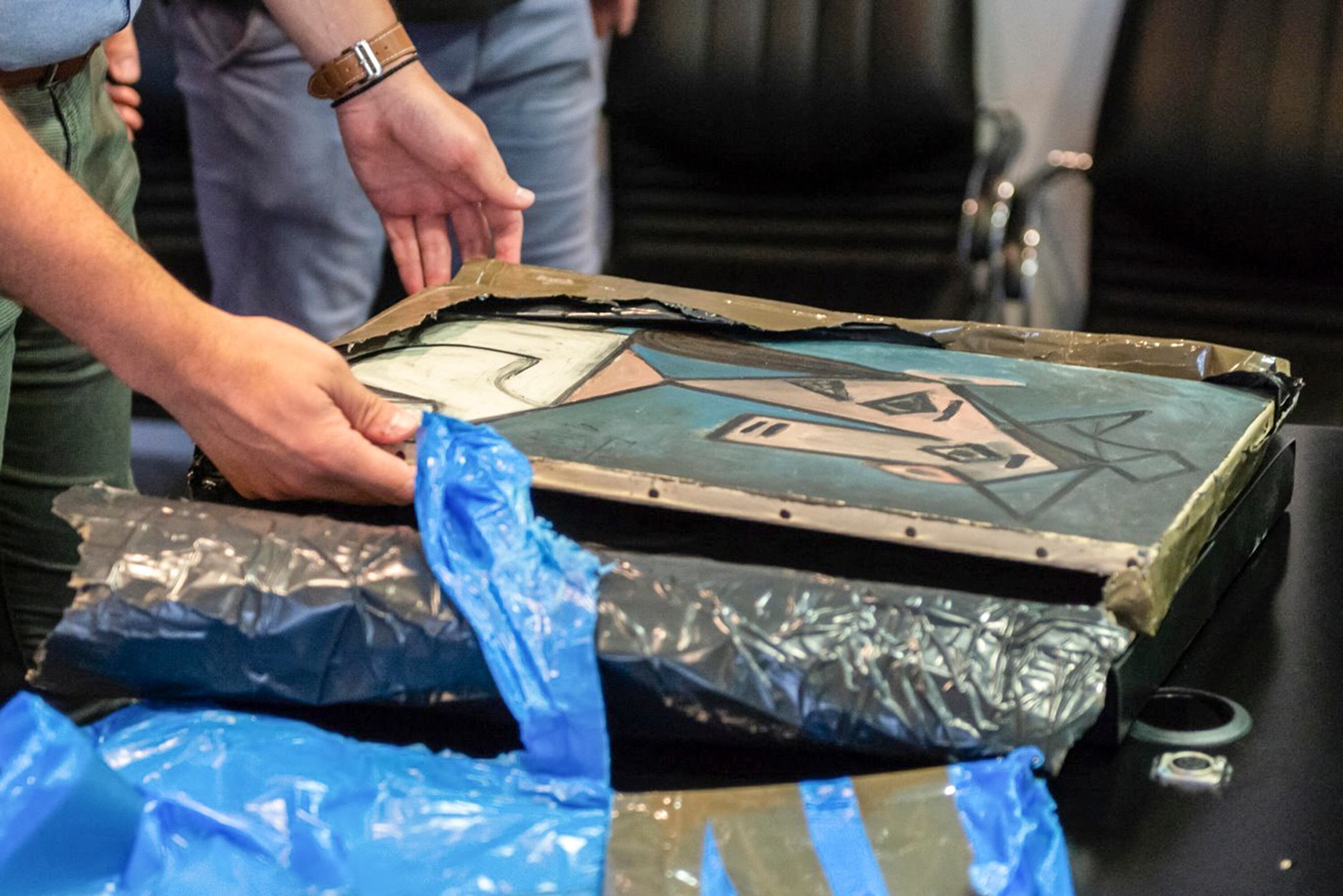 Policía encuentra cuadro de Picasso robado y lo deja caer en plena rueda de prensa