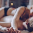 pareja en el dormitorio sexo