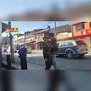 En la imagen se ve el momento justo en que la persona ataca al policía en su rostro.