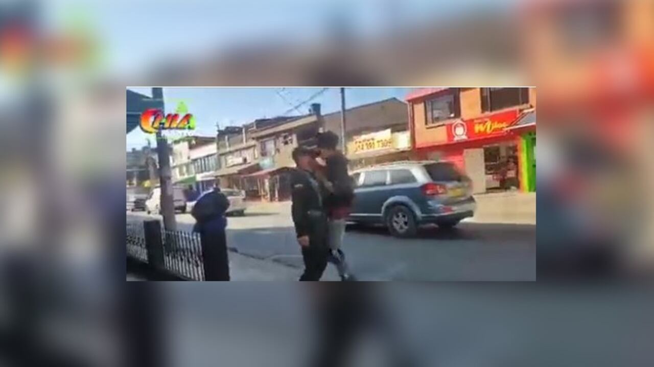 En la imagen se ve el momento justo en que la persona ataca al policía en su rostro.