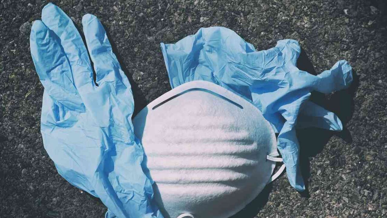 El personal de la salud ha tenido que pasar largas jornadas usando guantes y tapabocas para atender a los enfermos de covid-19.