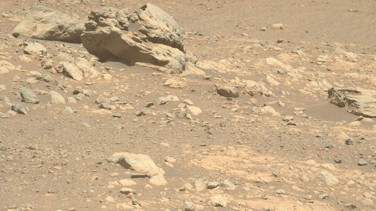 La roca "Phippsaksla" sobresalía entre el paisaje marciano por su forma elevada y esculpida, lo que llamó la atención del róver Perseverance.