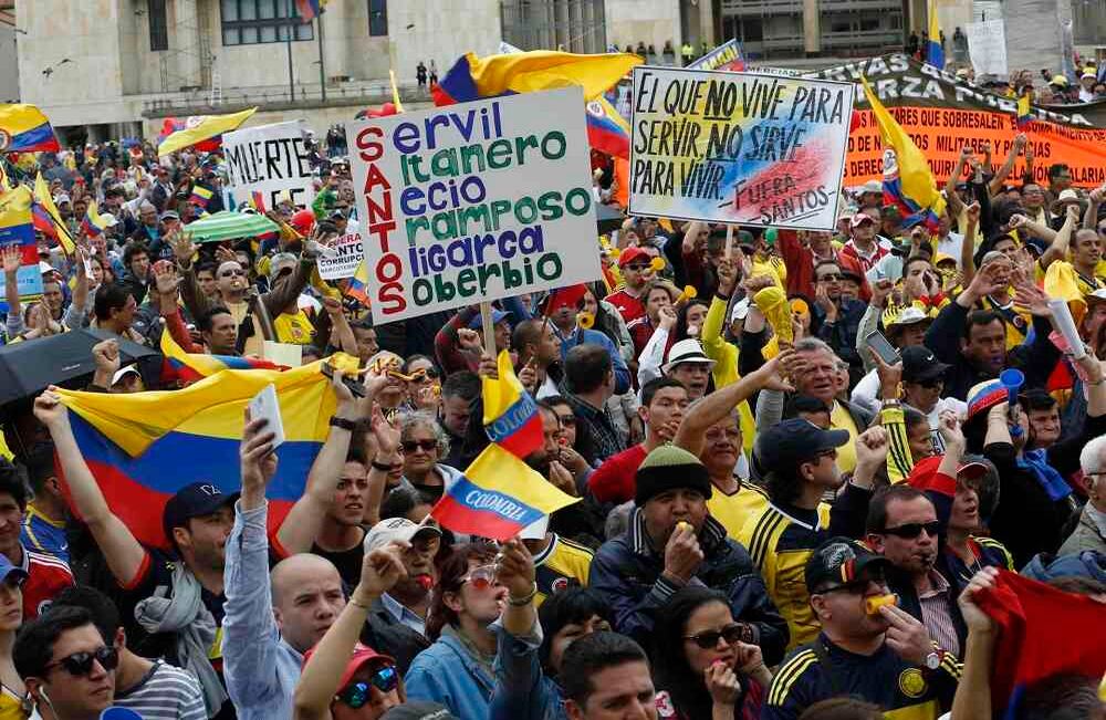 Con creativos afiches, varios de los marchantes manifestaron su inconformidad con el actual gobierno. Foto: Guillermo Torres Reina / SEMANA