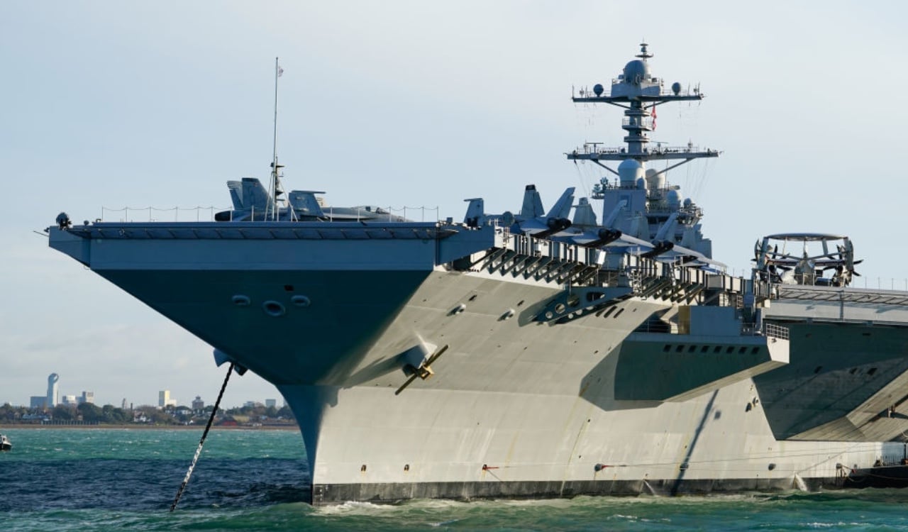 El USS Gerald Ford tiene 335 metros de largo y carga con dos rectores nucleares