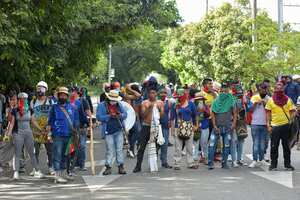 Indigenous people are seen during clashes with citizens who oppose blockades set by demonstrators during protests triggered by a now abandoned tax reform, in Cali, Colombia, on May 9, 2021. - Facing anti-government protests that have spiralled into deadly violence, Colombian President Ivan Duque is holding a series of talks with his political foes in search of a way out of the crisis. (Photo by Luis Carlos AYALA / AFP)
