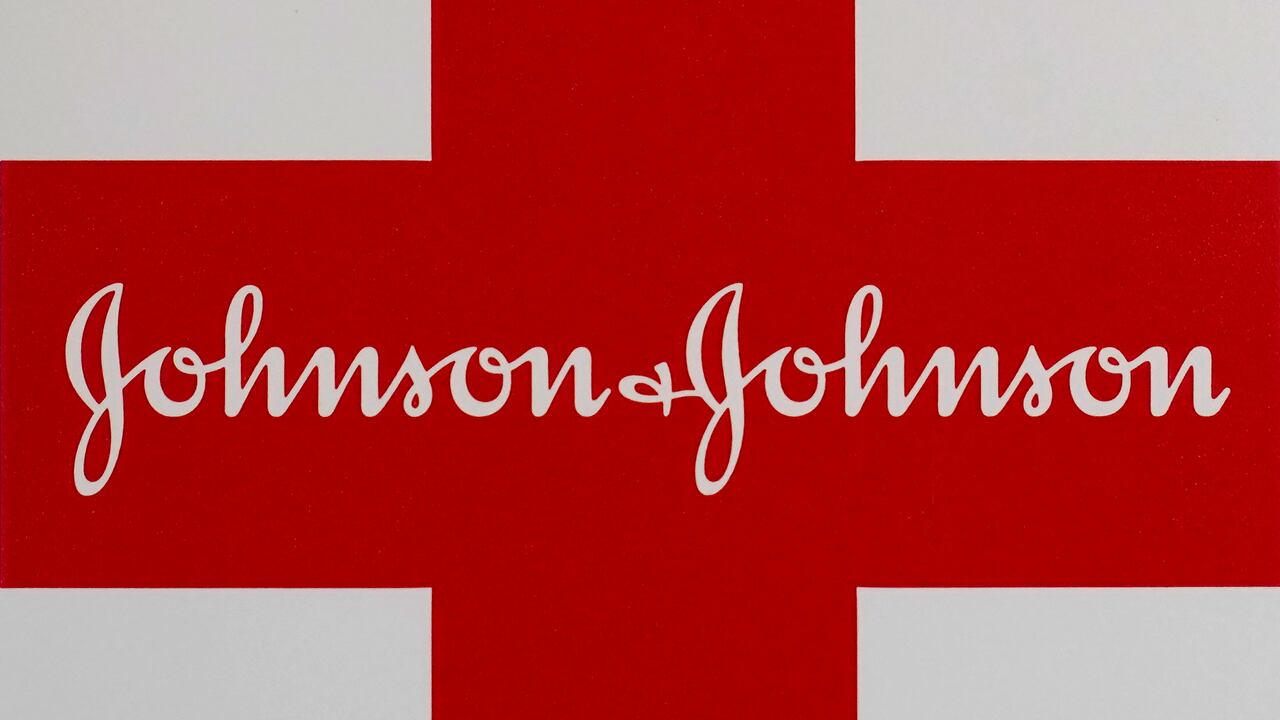 Una posible vacuna contra el VIH que está desarrollando Johnson & Johnson no brindó protección contra el virus en un estudio de etapa intermedia, dijo la farmacéutica el martes 31 de agosto de 2021. (Foto AP / Steven Senne, archivo)