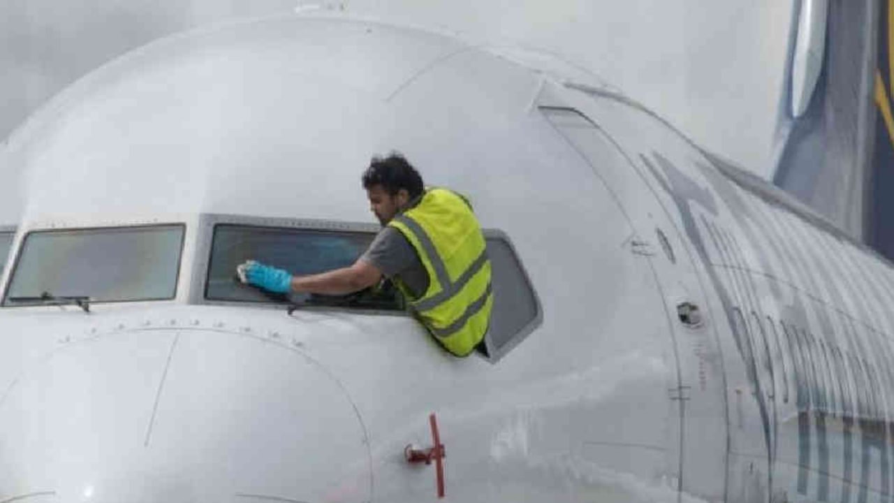 Coronavirus: los métodos para desinfectar los aviones en medio de la pandemia