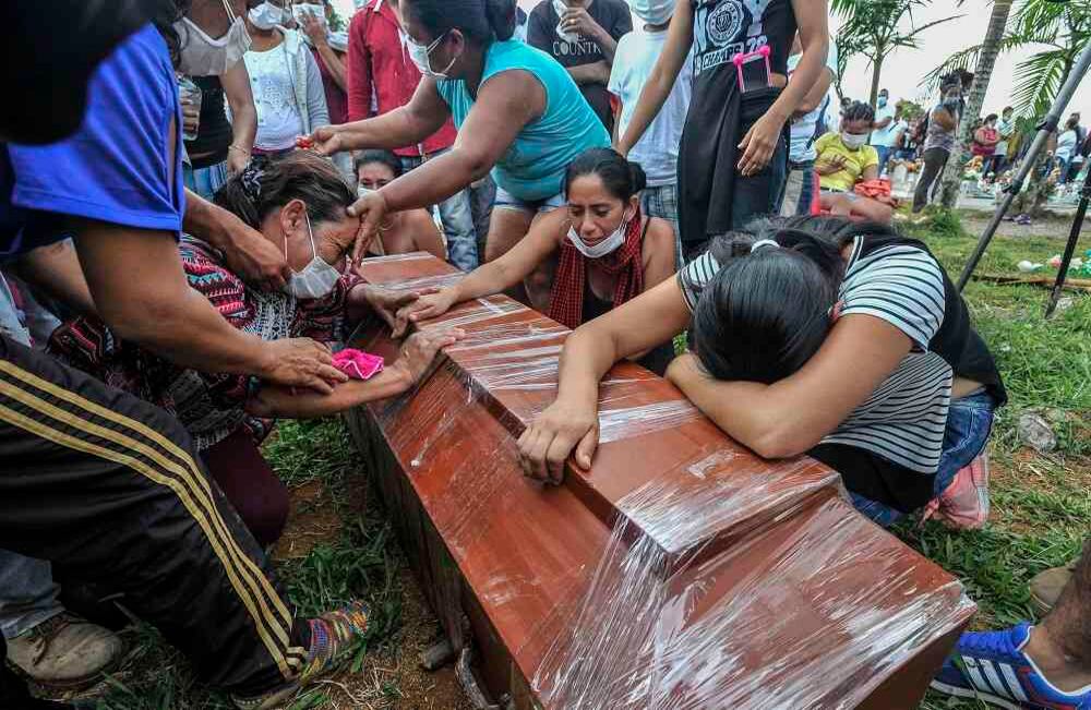 Familiares de una víctima lloran encima del ataud mientras se realizan las exequias en el Parque Cementerio la Ascensión Normandía, en Mocoa, Putumayo. Foto: Carlos Julio Martínez / Enviado Especial de Semana