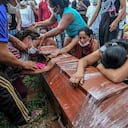 Familiares de una víctima lloran encima del ataud mientras se realizan las exequias en el Parque Cementerio la Ascensión Normandía, en Mocoa, Putumayo. Foto: Carlos Julio Martínez / Enviado Especial de Semana